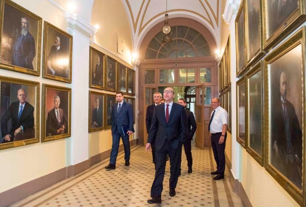 Экскурсия по Верховной Раде: где отдыхает глава парламента, курят депутаты и ведут тайные переговоры