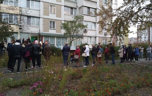 Кияни масово кинулися перевірятися на коронавірус, черги розтягнулися на десятки метрів