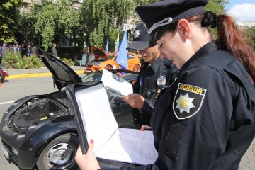 За рідну мову: під Києвом поліцейський вліпив немислимий штраф сім'ї за українську