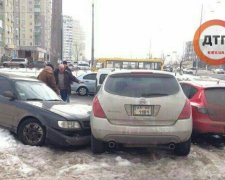 Audi протаранила два припаркованих авто на Троєщині