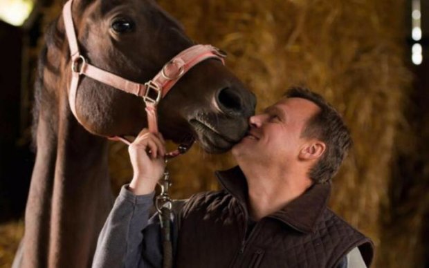 Сельский гламур: лидер аграрной партии поцелуями с лошадьми хочет завоевать избирателя