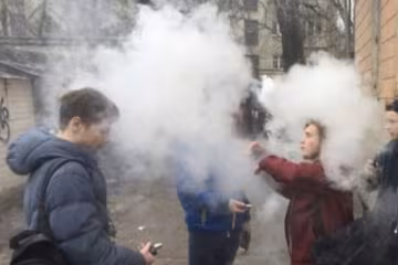 Подростки с вейпами, скриншот: YouTube