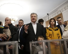 Порошенко проголосував у "вакуумі", ось це демократія: "штовхали журналістів, закривали дорогу", деталі