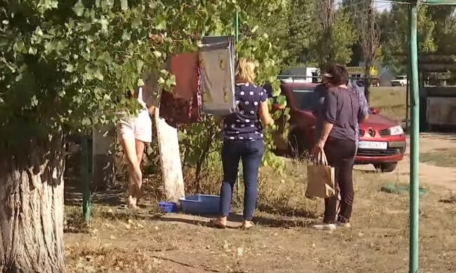 Люди на вулиці, скріншот: Youtube