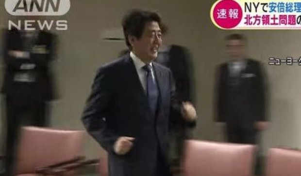 Розігнався: прем'єр Японії не втримався й побіг назустріч Путіну (відео)