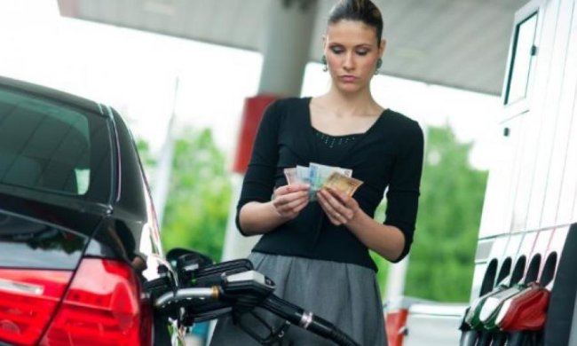 Заправні мережі навмисно завищують ціну бензину - експерт