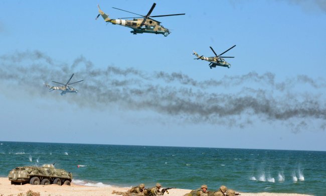 Бойова авіація прикрила кораблі на Азовському морі: йшли через лід і туман