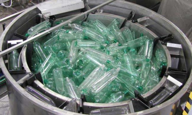 У мережі поширили зворушливе відео про переробку пляшок