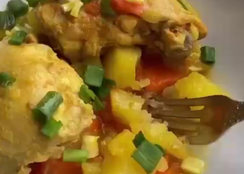 Жаркое с куриными бёдрами и картошкой, кадр из видео