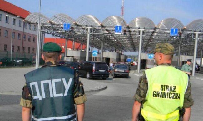 Оружие, наркотики, сигареты: поляки поймали контрабандистов с Украины
