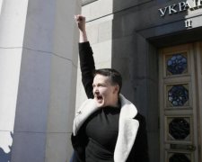 Голодну Савченко "катують" у СІЗО тортом від рідних