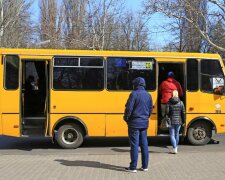 Хмельничан возять на "протухлих консервах", люті немає меж: "І це добро ще подорожчає"