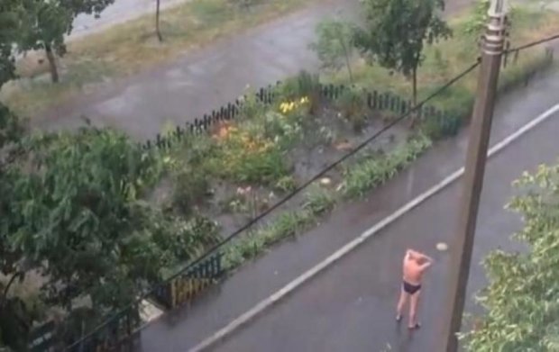 На Троєщині голий чоловік приймав душ на вулиці