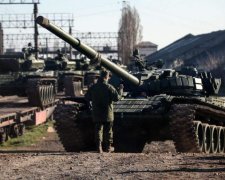 Путін перекидає десятки танків до українського кордону