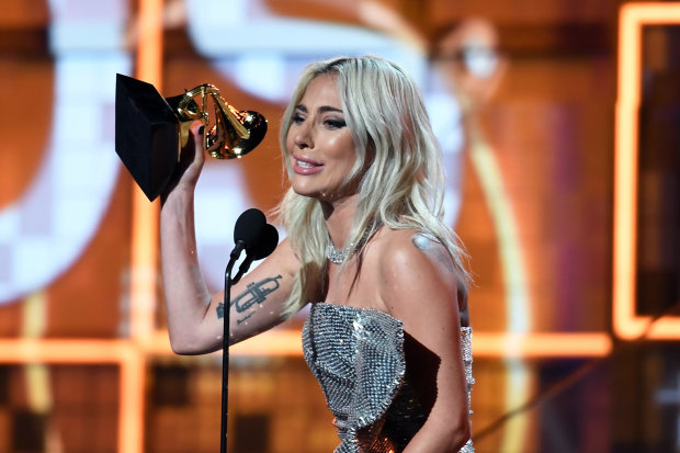 Леді Гага вразила публіку на врученні Греммі: сукня з "рибної луски", а декольте - до пупка