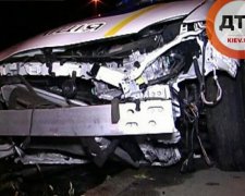 Вночі в Києві розбився поліцейський автомобіль (фото)
