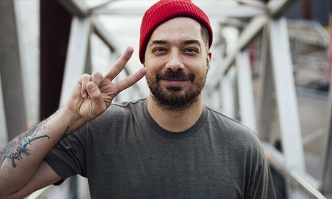 Брутальний репер грається з кошеням у кліпі