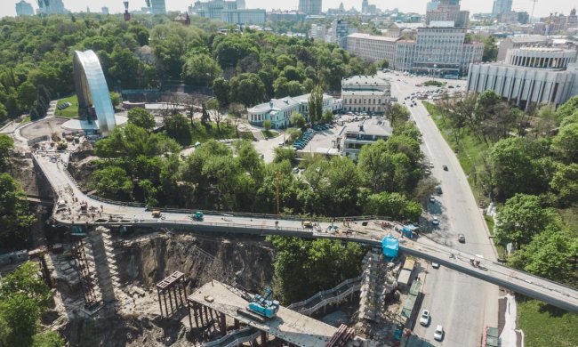 У Києві на горе-міст Кличка вперлося комунальне одоробло: "Час відкривати метро"