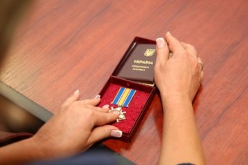 Сестра загиблого українського десантника хоче повернути владі його орден