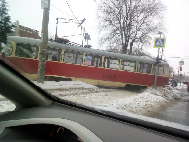 У Дніпрі вантажівка на шаленій швидкості протаранила трамвай: пасажира терміново госпіталізували