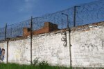 У Львові двоє ув'язнених зважилися на втечу з колонії - дві роби, гавкіт собак і колючий дріт