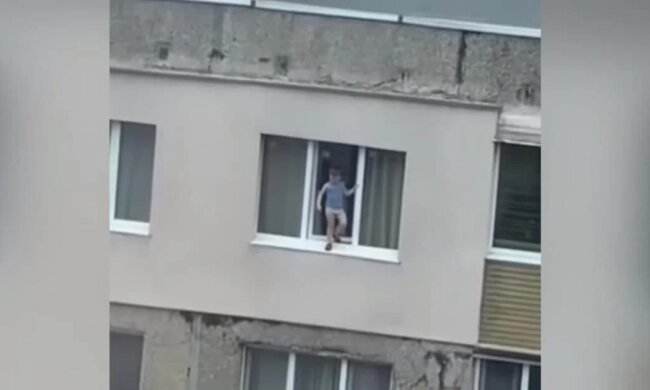 Скріншот з відео, дитина