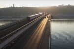У Києві псих з пакетом і пультом виліз на міст Метро, може підірвати - поліція почала діяти