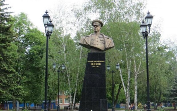 Радикалы передали привет Кернесу: в Харькове ночью повалили бюст маршала СССР