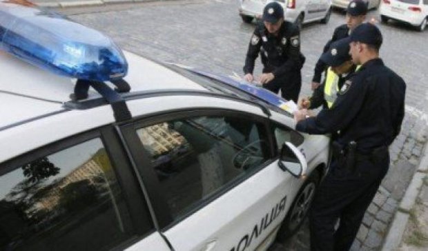Киевские пьяницы разбили машину копов бутылками