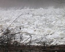 Двокілометровий затор з криги виник на ріці Уж (фото)