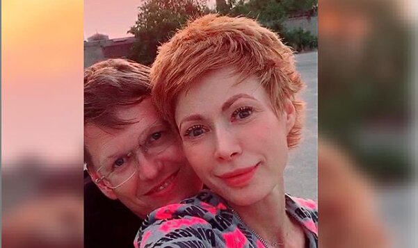 Олена-Крістіна Лебідь зі зморщеною "подружкою" сховалася у Розенка між ніг: "Щасливі разом"