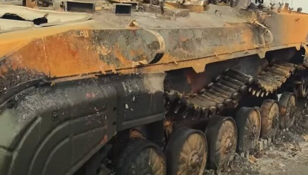 Розбитий танк окупантів. Фото: Youtube