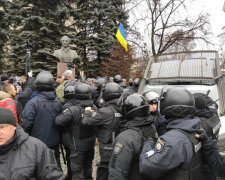 Газ в лицо, яйца и жестокая драка: в Харькове дружок Кернеса Лесик получил на орехи от Нацкорпуса, видео