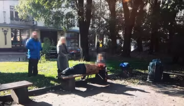 Львовские копы спасли ребенка от пьяной матери: "Он просит кушать, а она храпит на лавочке"