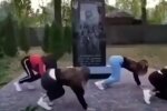 Тверк на кістках: школярки влаштували "брудні танці" біля пам'ятника загиблим на Донбасі