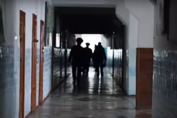 в'язниця, скріншот з відео