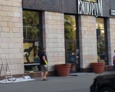 Палають шини: скандал проти руйнівника пам'ятників Майдану набирає обертів
