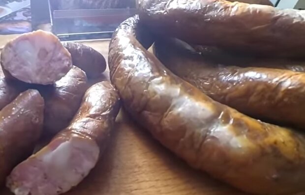 Рубленая колбаса, кадр из видео