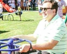Саакашвілі склав компанію дітлахам на каруселі