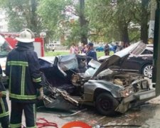 Ужасное ДТП в Киеве: "Мерседес" на огромной скорости врезался в грузовик