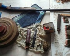 У будинку сторожа на Херсонщині знайшли зброю і боєприпаси