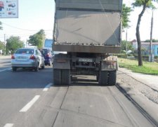 Вкрав та скинув: українцям показали вбивць доріг