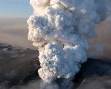 Вулкан на Камчатці вивергає золу на висоту 7 км