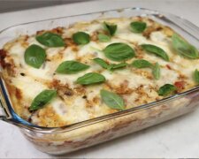 Запіканка з макаронів з грибами та соусом бешамель: фото скрін Ютуб