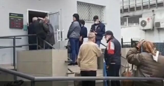 У Києві натовп пенсіонерів ледь не розніс Ощадбанк через "карантинну" тисячу - про дистанцію і маски ніхто не чув