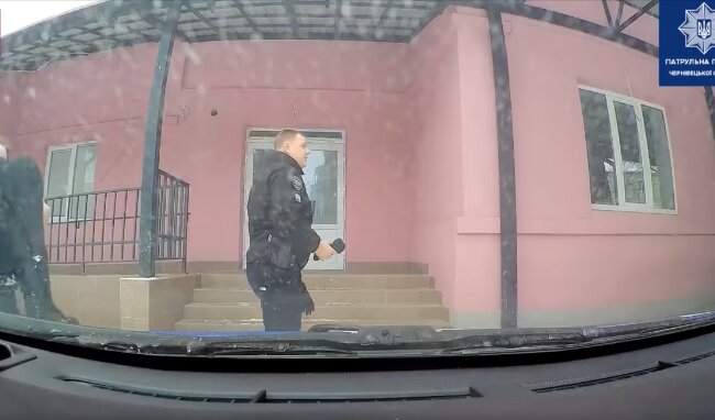 На Буковині дівчинка знепритомніла посеред вулиці, врятували супермени в погонах - "Батьки не знали..."