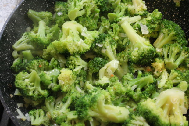 Попробуйте и не пожалеете: рецепт брокколи в сливочном соусе, который просто тает во рту