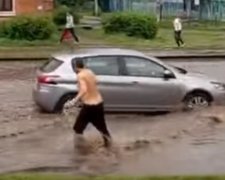 Харьковчанин освежился в луже