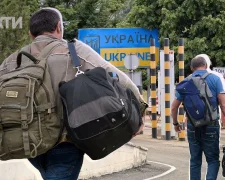 Чоловік з документами на кордоні