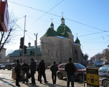 Безбожну бійку тернопільських священиків показали зсередини храму: відео